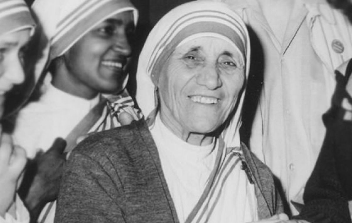 A figura de Madre Teresa é um modelo de caridade que tornou visível o amor de Deus pelos pobres e os doentes, escreveu o papa