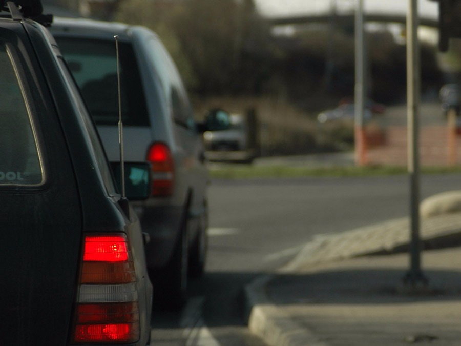 As lanternas de freio são destinadas a indicar os usuários da via que que o condutor está utilizando os freios. Foto: Arquivo Tecnodata.