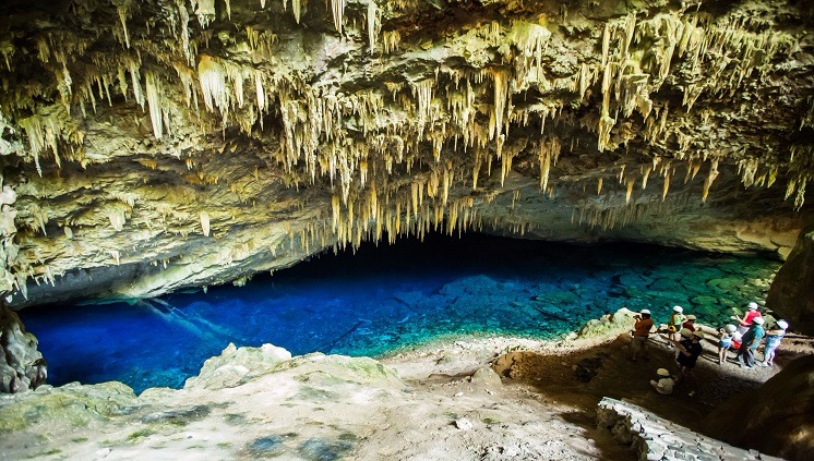 A Gruta do Lago Azul é um dos pontos famosos mais visitados pelos turistas que vão a Bonito.