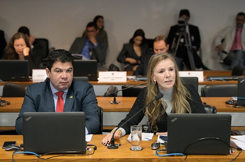Autora do projeto, Vanessa (ao lado do relator, Cidinho Santos), defendeu aprovação na reunião da CASPedro França/Agência Senado
