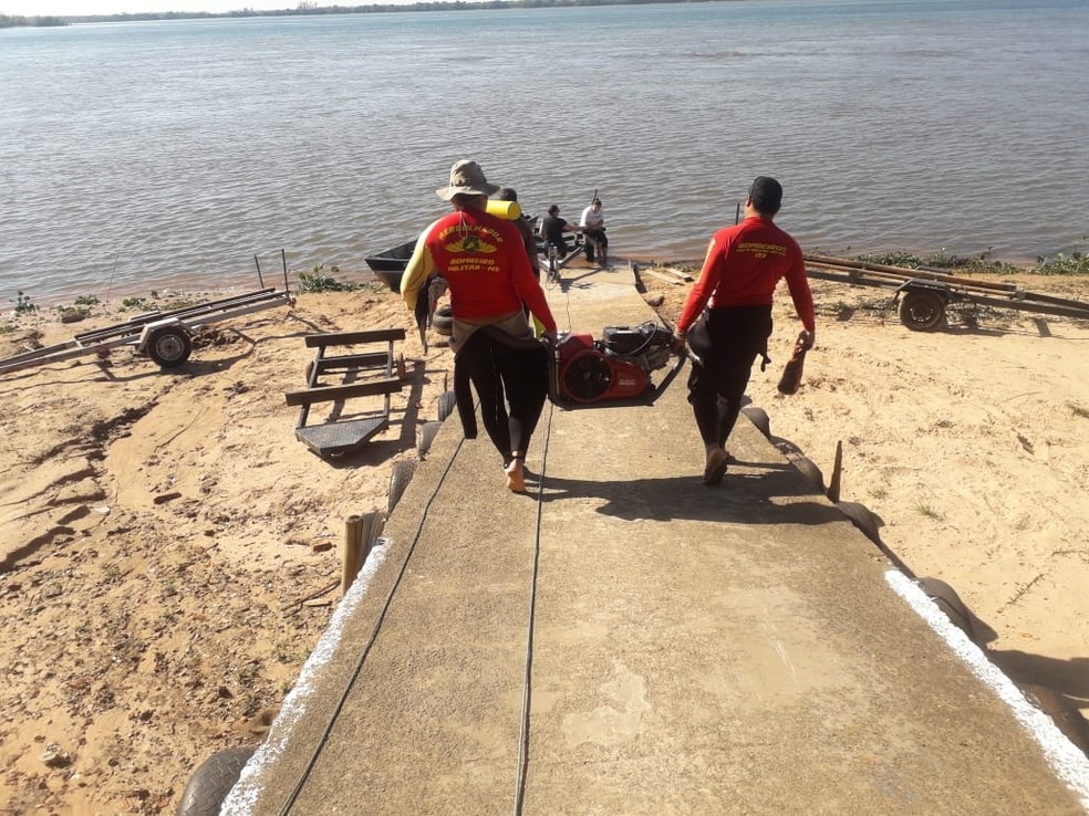 Bombeiros procuram por homem que caiu de barco, no rio Paraná, em Naviraí (MS). — Foto: Corpo de Bombeiros/Foto