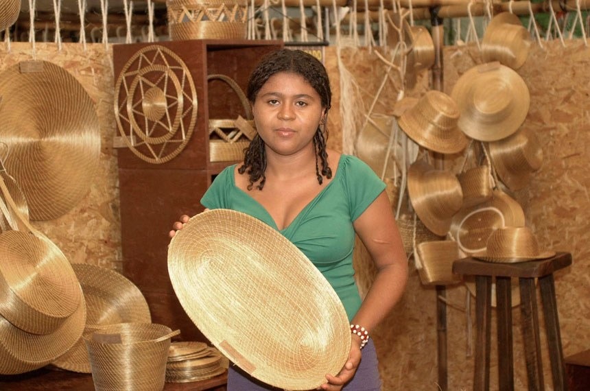 Artesã mostra seu trabalho com capim dourado, no estado do TocantinsEBC