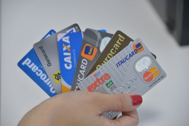 Dívidas em atraso são causadas, em sua maioria, por cartões de crédito: 78,1% das famílias com contas a pagar se endividam com eles  (Arquivo Agência Brasil)