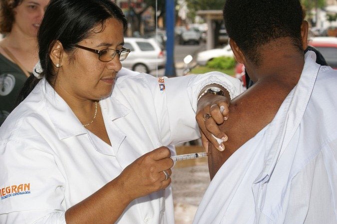 Medidas preventivas como a vacinação diminuem a circulação dos vírus da gripe.