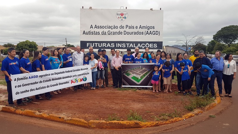 Deputado Geraldo Resende, autoridades e pais de crianças com autismo durante visita no canteiro de obras