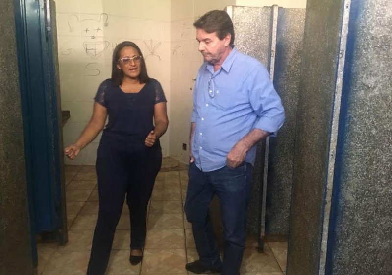 A diretora Cleusa Ribeiro Nascimento e o vereador Silas Zanata (PPS) durante vistoria na escolafoto - divulgação