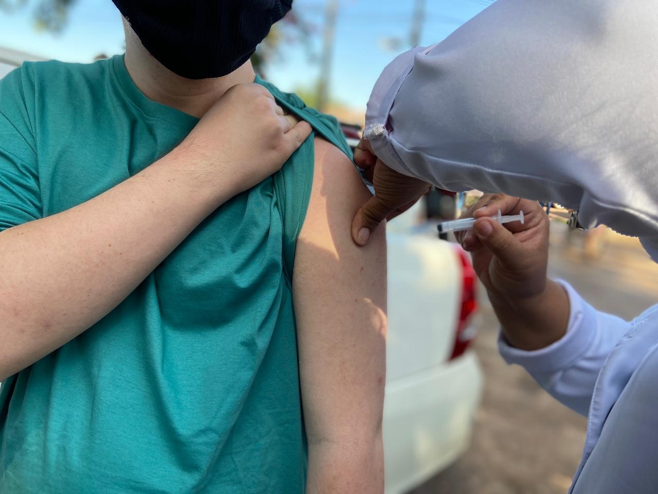 Caminhoneiros com 21 anos ou mais vacinam neste sábado em Dourados