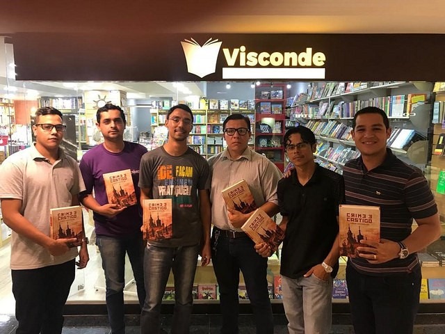 uma vez por mês, o clube de leitura criado por Jeconías reúne mais cinco ex-detentos em alguma cafeteria de Brasília. FOTO: Arquivo pessoal