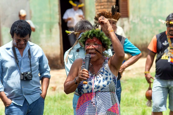 Leila Rocha Guarani Nhandeva fala durante visita da CIDH À reserva Tey’i Kue, em Caarapó (MS). Foto: CIDH/divulgação