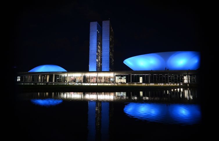 Monumentos são iluminados em apoio à campanha Novembro Azul para chamar atenção dos homens sobre a importância da prevenção e do diagnóstico precoce do câncer de próstata - Valter Campanato/Agência Brasil