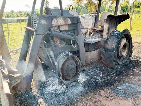 Grupo suspeito de levar o brasileiro, já tinha invadido a fazenda em 2015, onde queimaram o trator da foto e mataram duas pessoas.