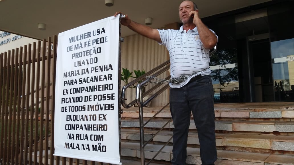 Nelson Gonçalves está acorrentado em frente ao fórum (Foto: Cido Costa) 