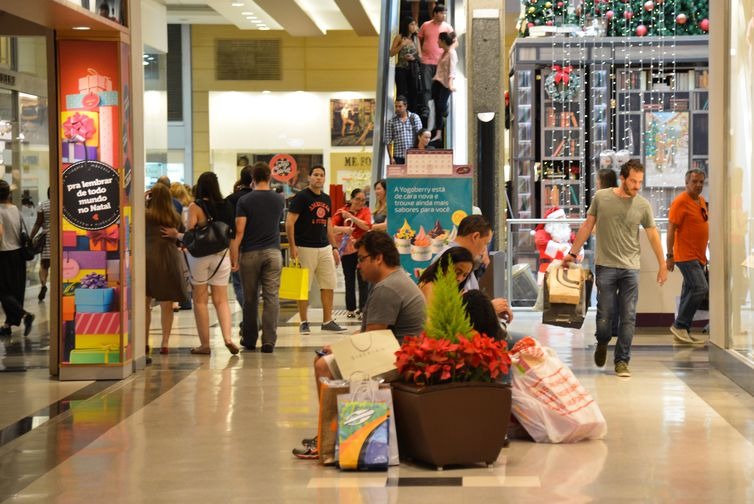 Pesquisa aponta que 23% dos trabalhadores usarão o 13º para compras de Natal - Arquivo/Agência Brasil