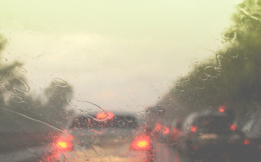 Aumentar a distância entre os carros, já que a água na pista aumenta o tempo de frenagem, é fundamental para evitar acidentes em dias de chuva. Foto: Shutterstock