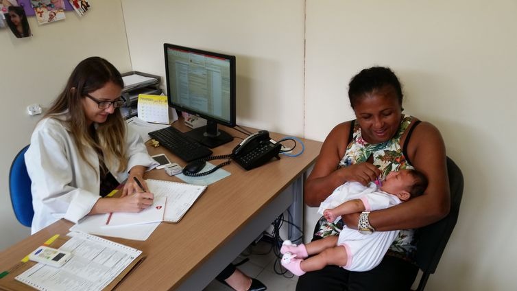 Criança com microcefalia recebe atendimento no Recife - Sumaia Villela/Arquivo Agência Brasil