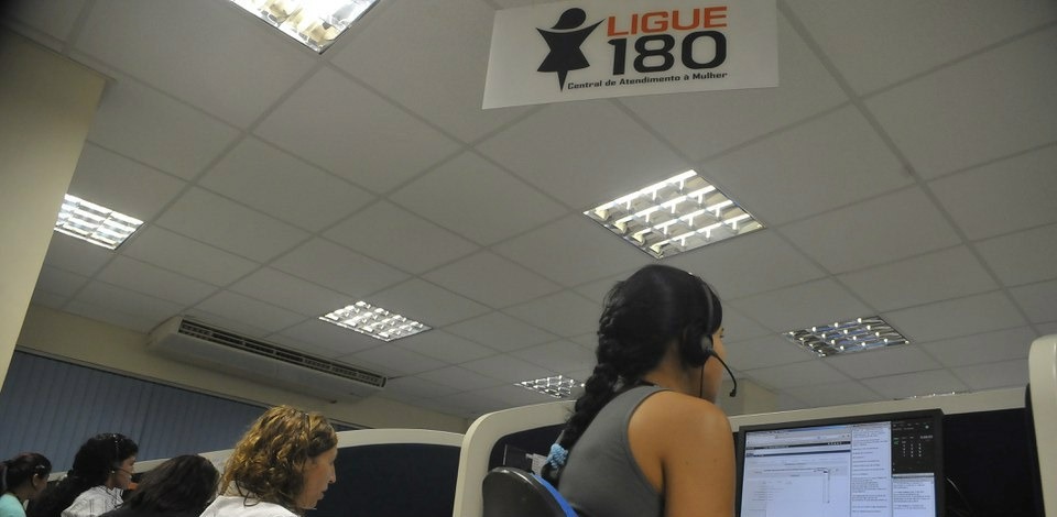 Ligue 180 pode ser acionado de qualquer lugar do Brasil e de outros 16 países - Foto: Arquivo/Agência Brasil