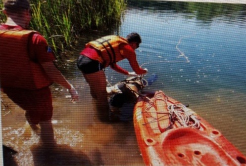 Idoso encontrado na pedreira foi jogado no lago ainda vivo (Foto: Cido Costa)