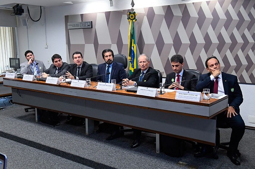 Valdir Raupp (centro) presidiu reunião da CRA: especialistas nos setores de biocombustíveis e do agronegócio destacaram vantagens do etanol de milho para gerar renda e reduzir preço dos combustíveisMarcos Oliveira/Agência Senado