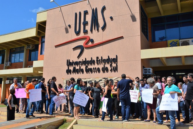  Técnicos administrativos da UEMS cruzaram os braços na sede da universidade, em Dourados, e nos demais câmpus