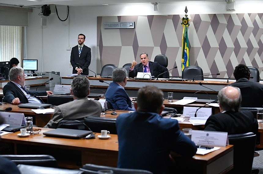 Para o presidente do CCS, Murillo de Aragão (à mesa), é preciso esclarecer a sociedade sobre a questãoGeraldo Magela/Agência Senado