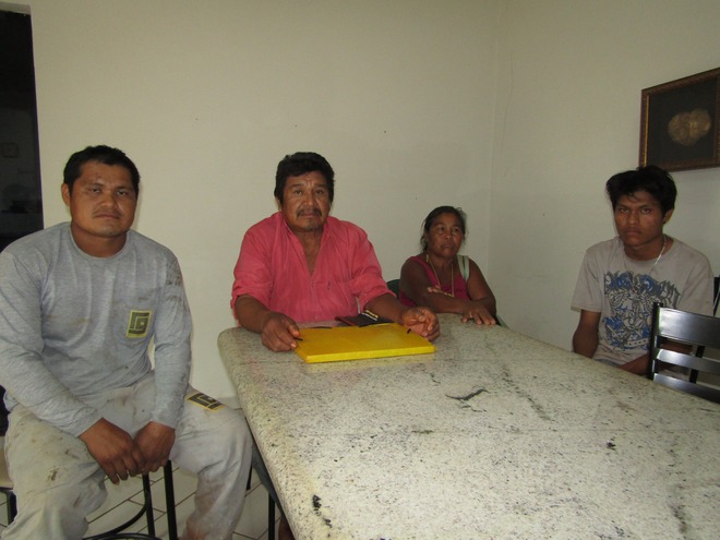 Sebastião com a esposa e os dois filhos procuraram o Dourados Agora para denunciar violência na aldeia Jaguapiru