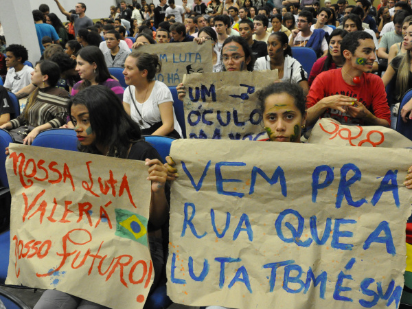 Público durante o manifesto na Câmara de Dourados, anteontemfoto - Hédio Fazan