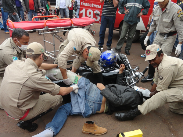 Motociclista foi atendido por socorristas dos Bombeiros de Dourados. foto - Cido Costa/Douradosagora