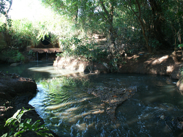 Córregos de Dourados sofrem com poluição que pode acabar com as águas. foto - Hédio Fazan