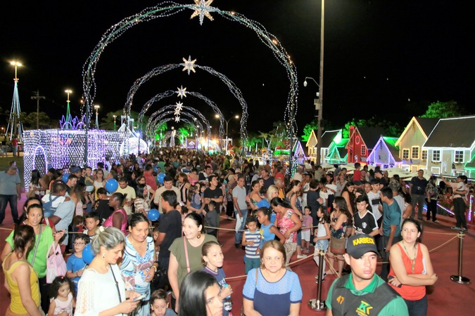 Público compareceu para prestigiar abertura da Cidade do Natal na noite de sábado na CapitalFOTOS: DENILSON SECRETA
