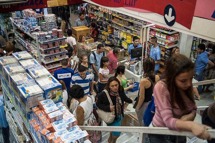 Consultas de Cadastro de Pessoas Físicas para vendas a prazo no comércio aumentaram 2,8% em 2018     (Marcelo Camargo/Agência Brasil/EBC)