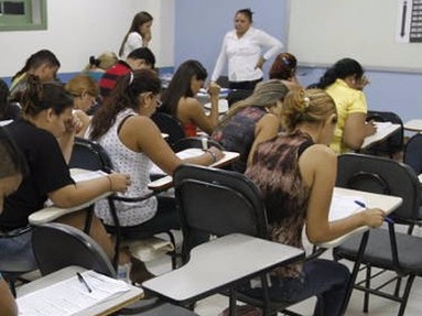 Candidatos fazem prova de concurso público em Belém (Foto: Camila Lima/O Liberal)