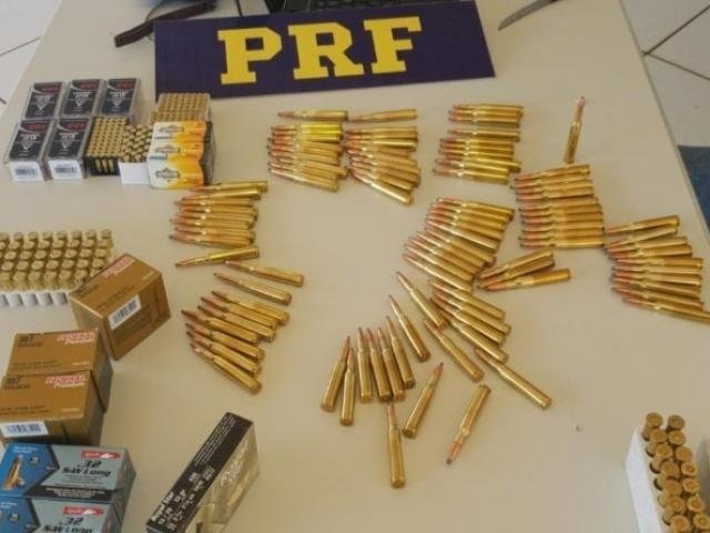 Algumas das munições apreendidas em sala da PRF (Foto: Divulgação/ PRF)