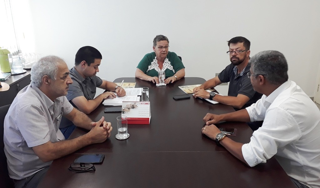 A reitora, o chefe de gabinete e o prefeito da UFGD receberam a coordenação da Concafras na última sexta-feira