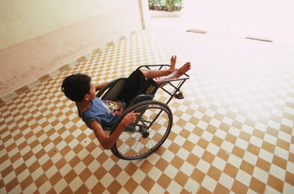 ovem com deficiência brinca com sua cadeira de rodas em um centro de reabilitação no leste da Ásia. Foto: Banco Mundial/Masaru Goto