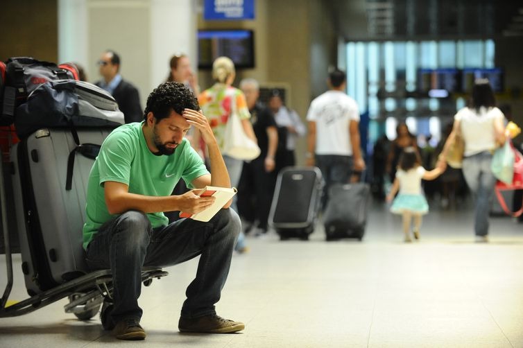 Passageiro aguarda embarque no Aeroporto Santos Dumont, administrado pela Infraero - Arquivo/Agência Brasil