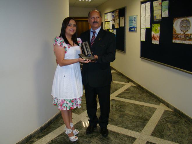 Jornalista Valéria Araújo recebe prêmio do presidente da OCB, Celso Regis